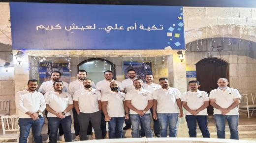 موظفو بنك صفوة الإسلامي يشاركون ضيوف تكية أم علي على موائد الرحمن إفطارهم