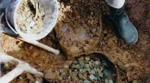 ذهب ليدفن والده فعثر داخل قبره على كنز من الذهب الخالص