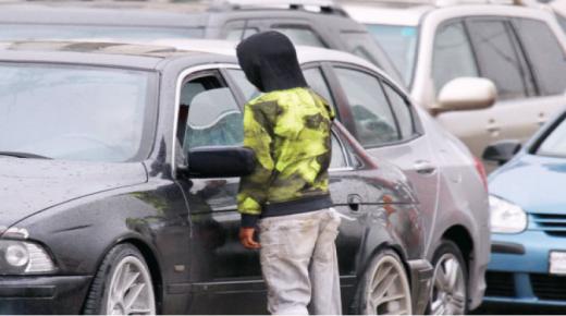 ظاهرة التسول على الاشارات الضوئية بالعاصمة عمان اصبحت تؤرق المواطنيين .. اين دور وزارة التنمية ؟؟