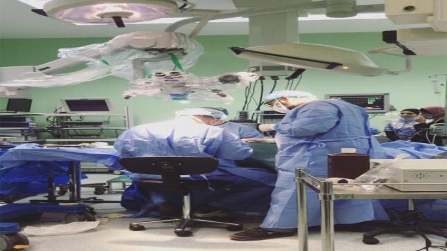 طلبة السمع والنطق التطبيقي في جامعة الزرقاء يحضرون عملية جراحية لزراعة القوقعة