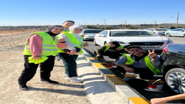 فريق العمل التطوعي يشارك في طلاء أرصفة الجامعة الخارجية