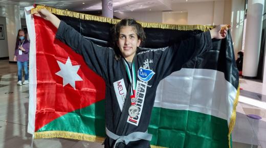 الطالبة مايا قطيشات تظفر بالميدالية الفضية في بطولة الجوجيتسو