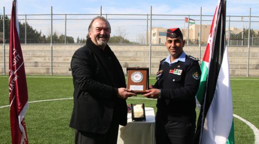 جامعة الشرق الأوسط تنظم مباراة كرة قدم مع مديرية الأمن العام…وعميد شؤون الطلبة يتوج الفريقين ( المواقع والصحافة)