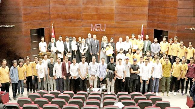تكريم طلبة فائزين في مسابقات ثقافية وفنية في “الشرق الأوسط