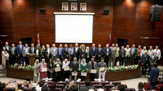 تكريم الفائزين بجائزة الدكتور يعقوب ناصر الدين للقراءة الحرة والكتابة الإبداعية – صور