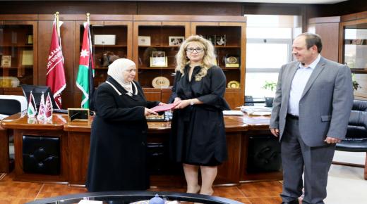 “الشرق الأوسط” تجسد الوفاء لأحد أبنائها الطلبة… فيديو