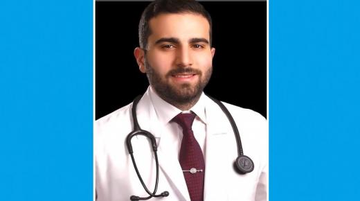 دبي: ابراهيم ابو زايد ( ابو اليسار) يهنيء معالي مالك حداد بتخرج نجله من كلية الطب