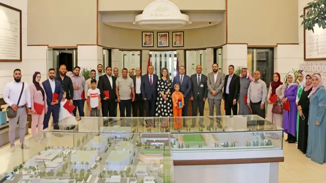 موظفو “التدريب المهني” يتخرجون من دورة اللغة الإنجليزية في “الشرق الأوسط”