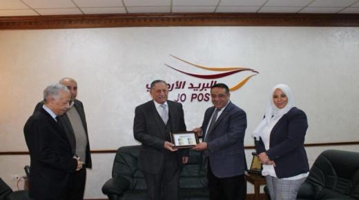 العين القاضي يتسلم برواز أول إصدار لطابع مدرسة سعود القاضي