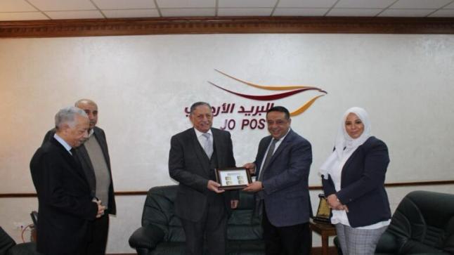 العين القاضي يتسلم برواز أول إصدار لطابع مدرسة سعود القاضي