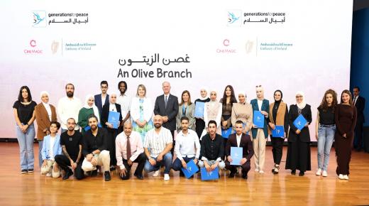 الأمير فيصل يكرّم طلبة من اعلام الزرقاء