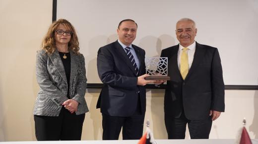 وزير الاتصال الحكومي خلال رعايته مؤتمر الصحافة العلمية في “الشرق الأوسط”