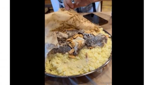 زائر خليجي مُعجب بمنسف (شربها) الأردني – فيديو