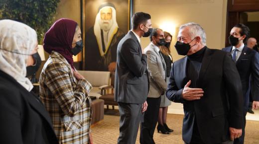 عبدالله الثاني يدعو الشباب للانخراط في الأحزاب