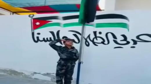 الطالب عبد الرحمن بني الحسن من مدارس البتراء هو من يرفع العلم الاردني بالطابور الصباحي ويؤدي التحية له