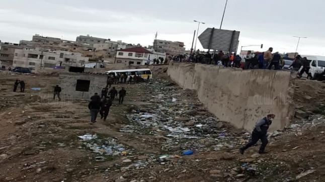 7 اصابات بتدهور باص كوستر على طريق الـ 100 ياجوز – صور