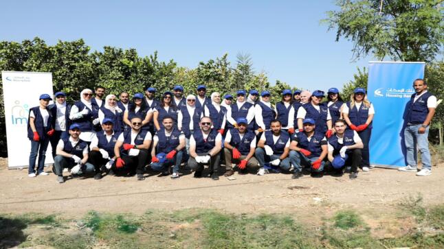 فريق “إمكان الإسكان” يشارك في جني محاصيل أشجار مثمرة