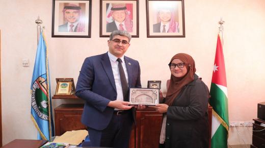 وفد من جامعة التكنولوجيا مارا الماليزية يزور جامعة الزرقاء