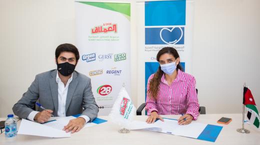 العملاق الصناعية تتبرع بمعقمات للمدارس المشاركة في برامج الجمعية الملكية للتوعية الصحية