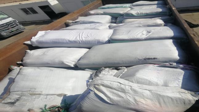 “الجمارك” تضبط شاحنة محملة بالألبسة الأجنبية المهربة