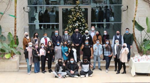 طلبة الشرق الأوسط يزينون شجرة عيد الميلاد المجيد