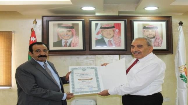 الاتحاد العربي للمحاربين القدماء يكرم الشهيد راشد الزيود بوسام الشجاعة والإقدام