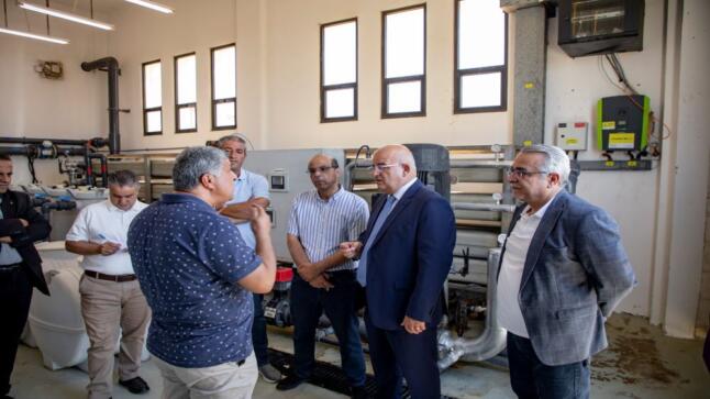 رئيس الجامعة الهاشمية يتفقد محطتي الطاقة الشمسية وتحلية المياه ويؤكد على أهمية استدامتهما وتطويرهما