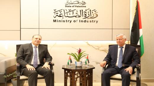 وزير الصناعة يبحث مع السفير الأردني سبل تعزيز العلاقات الثنائية