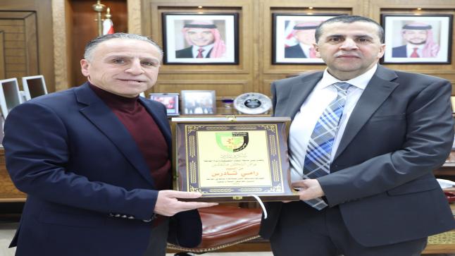 العجلوني يكرم الزميل رامي تادرس رئيس قسم الإعلام في جامعة البلقاء التطبيقية