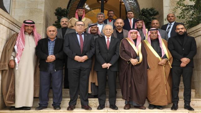 رئيس الديوان الملكي يلتقي وفدا من شيوخ ووجهاء عشائر العمرو
