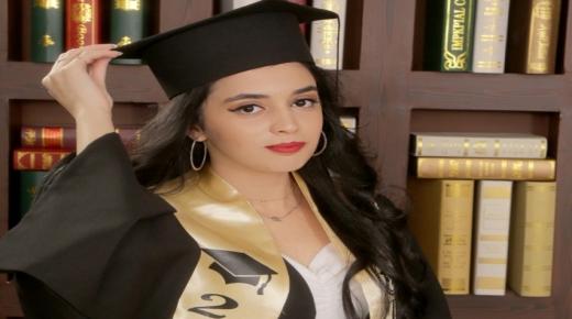 الدكتور اشرف الدباس يهنيء أيمن الدباس (ابو المعتصم) بمناسبة نجاح ابنته الباهر بالثانوية العامة