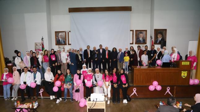 عرض مسرحي توعوي حول أهمية الكشف المبكر عن سرطان الثدي في مستشفى الجامعة الأردنية