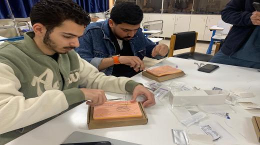 كلية التمريض تعقد ورشه عمل “أساسيات خياطة الجروح”