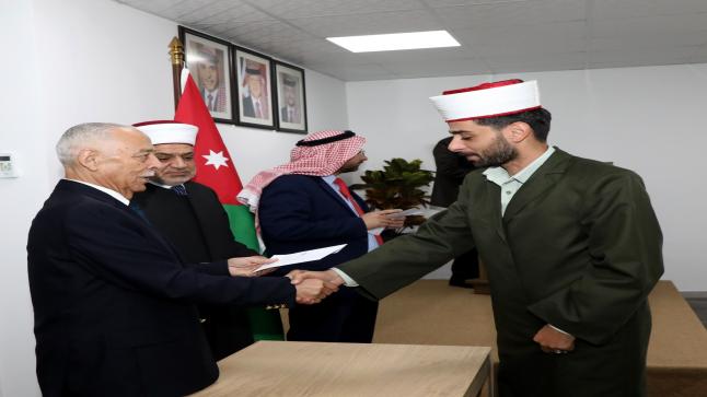 تسليم 30 إماما وواعظا المكرمة الملكية للمقبلين على الزواج