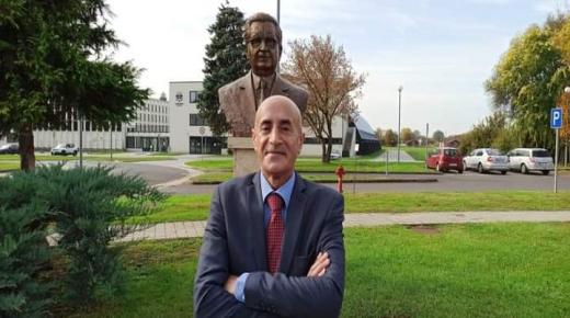 طلبة الدكتوراه في جامعة ديبريسن يهنئون الدكتور الدعجة