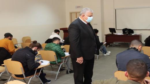 رئيس الجامعة الأميركية في مادبا الأستاذ الدكتور مأمون عكروش يتفقد قاعات امتحانات طلبة