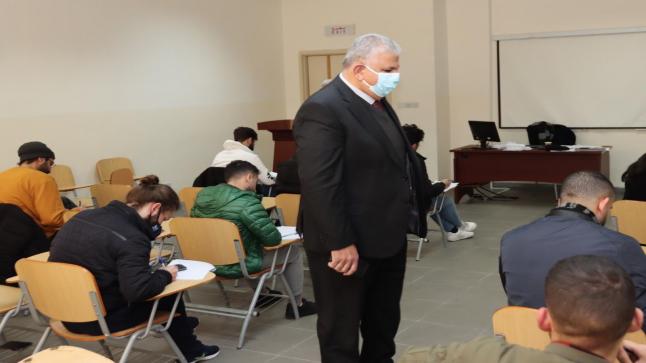 رئيس الجامعة الأميركية في مادبا الأستاذ الدكتور مأمون عكروش يتفقد قاعات امتحانات طلبة