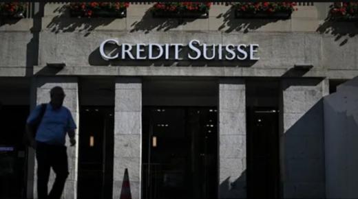 انهيار بنك سويسري عملاق يثير الرعب مجددا بالأسواق