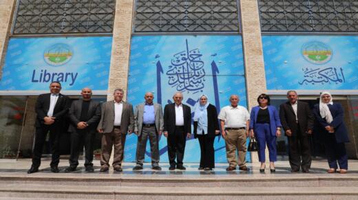 مجلس أمناء جامعة الزرقاء يزور مكتبة الجامعة