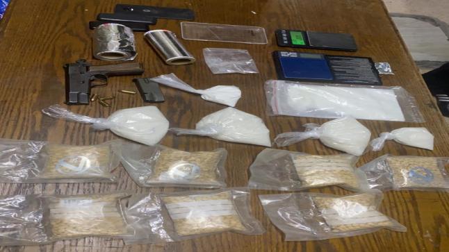 ضبط 10 آلاف حبة مخدرة و13 كفاً من مادة الحشيش المخدرة بحوزة تاجرين ومروجين للمواد المخدرة على الطريق الصحراوي .