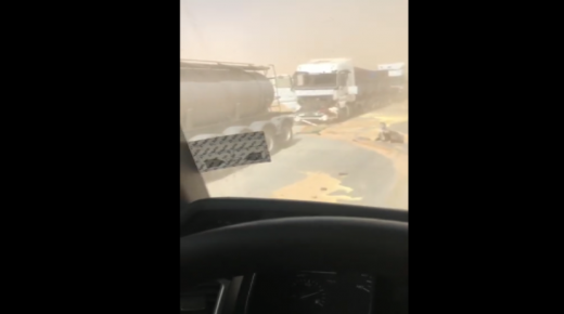 بالفيديو : بسبب الغبار الكثيف وإنعدام الرؤية ..تصادم عدد من المركبات على الصحراوي