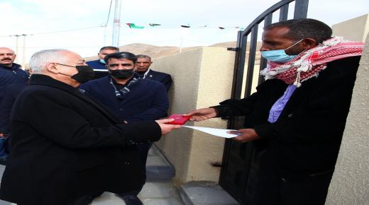 العيسوي يُسلّم 26 مسكناً لأُسر عفيفة في الكرك ومادبا – بالصور