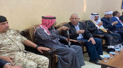 بالصور : العيسوي يقدم واجب العزاء بالشهيد السيايده