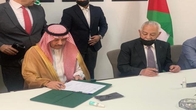 السفير السعودي لدى الاردن وبحضور رئيس الديوان الملكي يدشن هدية خادم الحرمين الشريفين من التمور للأردن