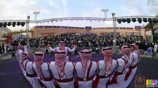فرقة معان للفنون الشعبية تقدم ابداعاتها في مهرجان ابها للتسوق في المملكة العربية السعودية