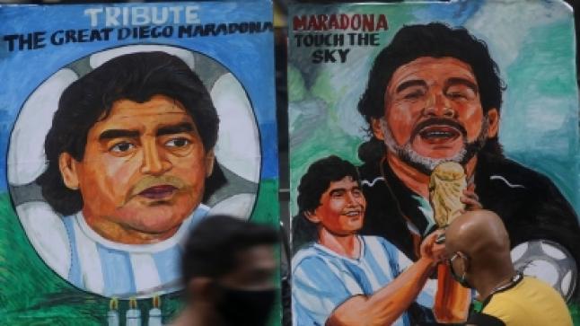 دفن مارادونا قرب والديه في مراسم خاصة (فيديو)