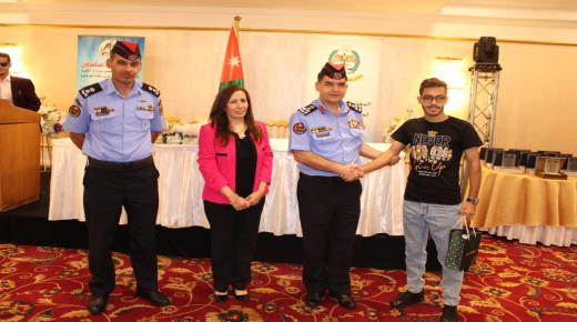 مدير شرطة وسط عمان يكرم الطلبة المكفوفين الناجحين – صور