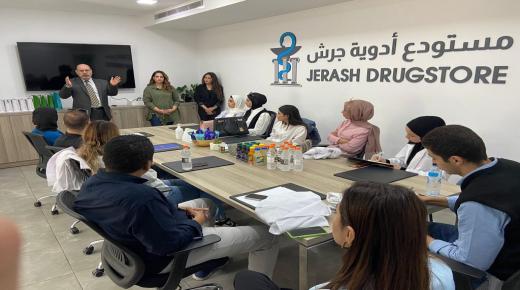 طلبة “صيدلة الشرق الأوسط ” يزورون مستودع أدوية جرش