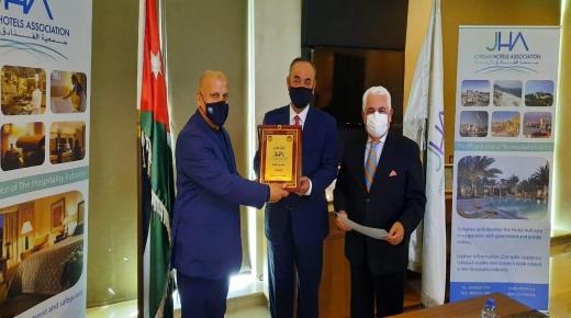 جمعية الفنادق تكرم عددا من منشآت فنادق البحر الميت لما بذلته خلال جائحة كورونا