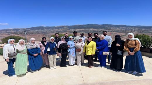 كلية الصيدلة في جامعة الزرقاء تنظم زيارة إلى الحديقة النباتية الملكية